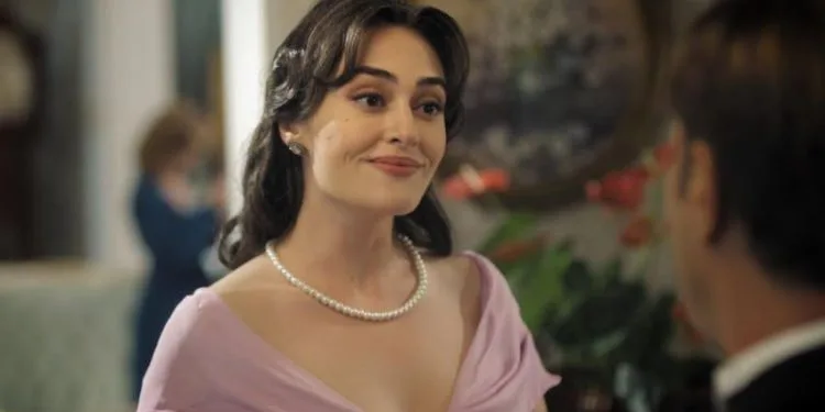 Vale la pena vedere l’entusiasmo di Esra Bilgiç per Kanunsuz Topraklar!