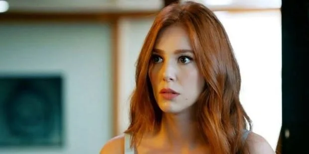 Elçin Sangu ha rinunciato ai suoi capelli rossi, la nuova immagine dell’attrice ha diviso i suoi fan!