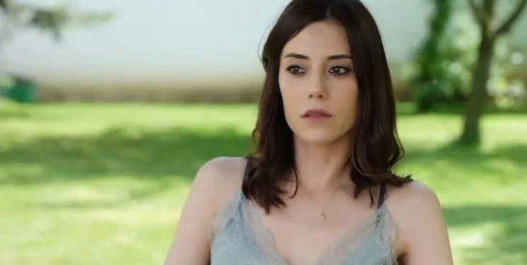 La grande gioia e l’orgoglio di Cansu Dere nella serie TV Sadakatsiz