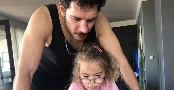 Uraz Kaygılaroğlu è entrato in cucina con sua figlia ed è stato inondato di commenti sui social media!