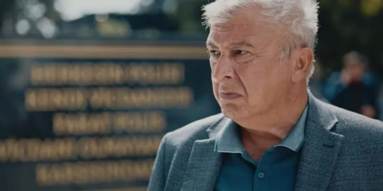 Hüseyin Avni Danyal interpreta un ruolo opposto nella serie Kanal D dopo la serie ATV