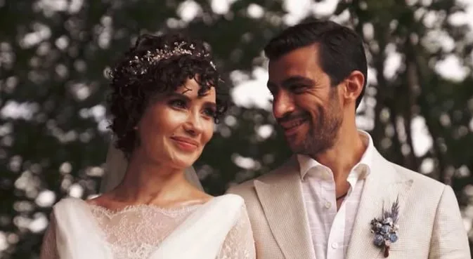 Songül Öden è apparsa con un doppio premio mesi dopo il suo matrimonio!