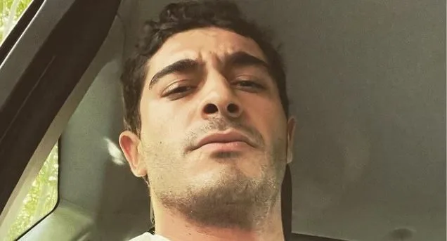 Il viso di Burak Deniz non sorrideva innamorato!