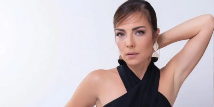 La decisione della famosa attrice Burcu Kara che ha sorpreso i suoi fan!