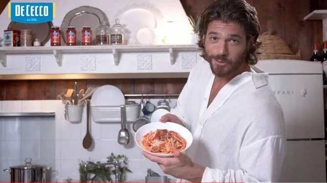 Can Yaman ha dato una ricetta di pasta per i poveri in Italia!