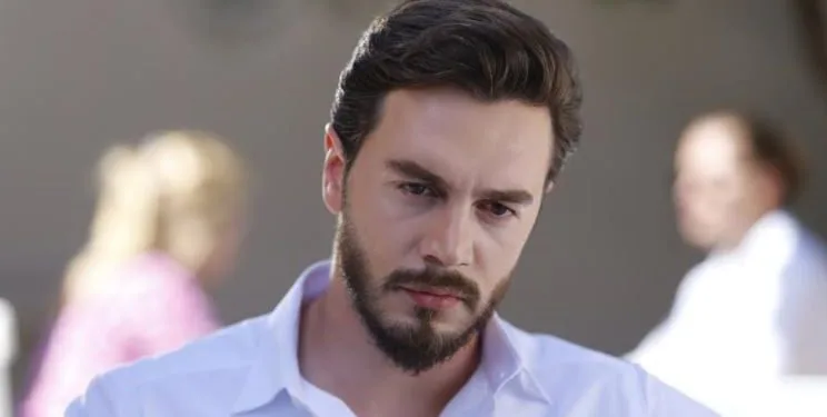 Una foto di İsmail Ege Şaşmaz, il bel El Kızı, che fa dire alla gente che non c’è nessuno come una madre!..