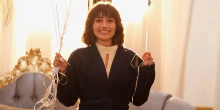 Sorpresa di compleanno per Sevda Erginci sul set della serie TV Elkızı!