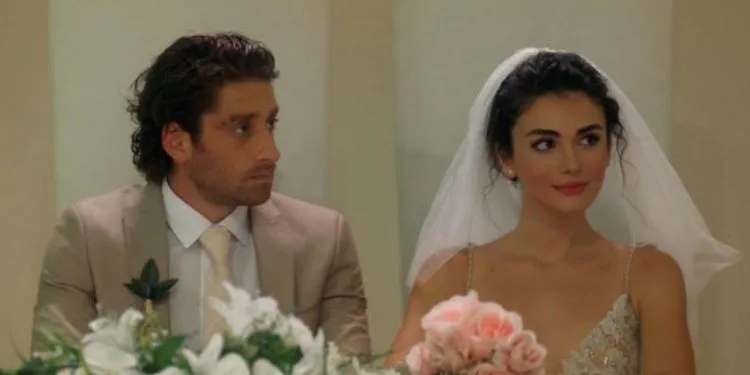 Cosa stanno facendo ora Bora Akkaş e Özge Yağız, le star della serie İçimizden Biri, che ha fatto un finale anticipato?