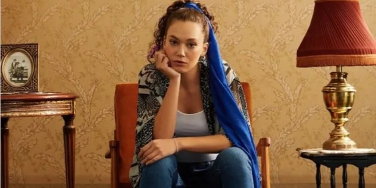 Il comfort di Melisa Şenolsun sul set di Masumlar Apartmanı!