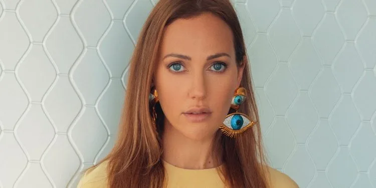 I fan aspettano la notizia del progetto, Meryem Uzerli la fa parlare con la sua coraggiosa condivisione!