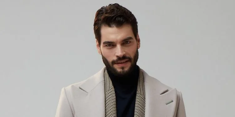 C’è una celebrità che dà forza ad Akın Akınözü nella nuova serie “Kaderimin Oyunu”!