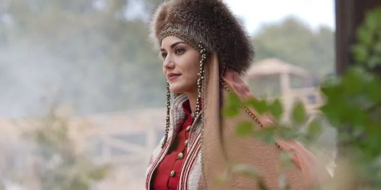 L’esperienza di Burak Özçivit ha aiutato Fahriye Evcen sul set di Alparslan!