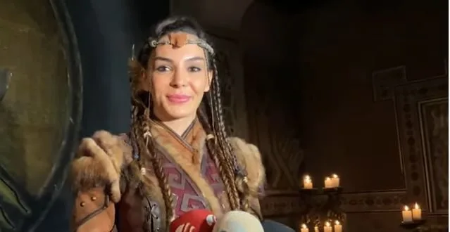 La serie Destan si adattava a Ebru Şahin come un bel vestito!