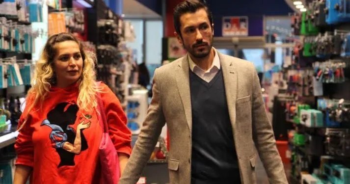 Emrah Akduman, l’attore principale della serie Beni Bırakma, ha annunciato il sesso del suo bambino!