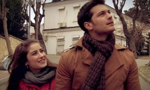 Hazal Kaya e Çağatay Ulusoy si stanno aprendo a Hollywood!