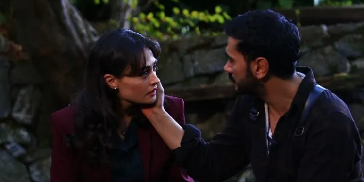 La posa di Esra Bilgiç con Uğur Güneş sul set di Kanunsuz Topraklar ha rotto il dramma della serie!