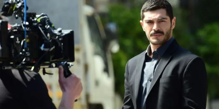 Burak Deniz sta correndo da un progetto all’altro, incontrando di nuovo il suo vecchio partner!