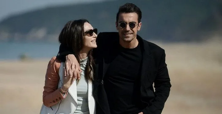 Le pose di amicizia di İbrahim Çelikkol e Birce Akalay faranno a pezzi il nemico! Il piccolo dettaglio nella foto ti ha fatto sorridere!
