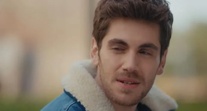 Non era abbastanza per Emre Bey, il Burak della serie TV Sol Yanım, essere in quattro serie TV in un anno!