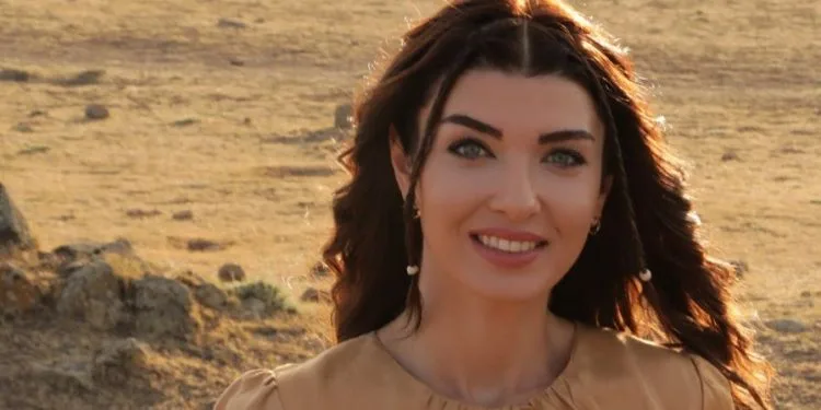 Aslıhan Güner ha restaurato l’amore! Pose romantiche nella foresta con il marito Mert Kılıç