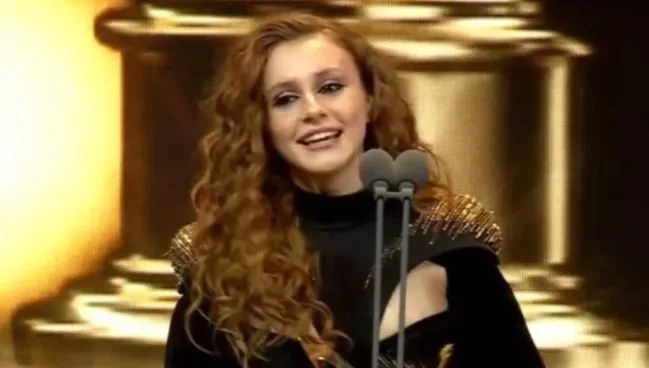 Con la sua modestia e naturalezza, Ahsen Eroğlu ha fatto una forte impressione in Altın Kelebek!