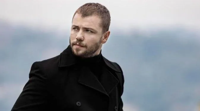 Un nuovo ruolo che si addice a Tolga Sarıtaş, dalla penna dello sceneggiatore della serie Çukur!