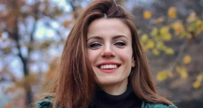 4 anni dopo la serie TV Şevkat Yerimdar, Başak Parlak è di nuovo sui televisori!