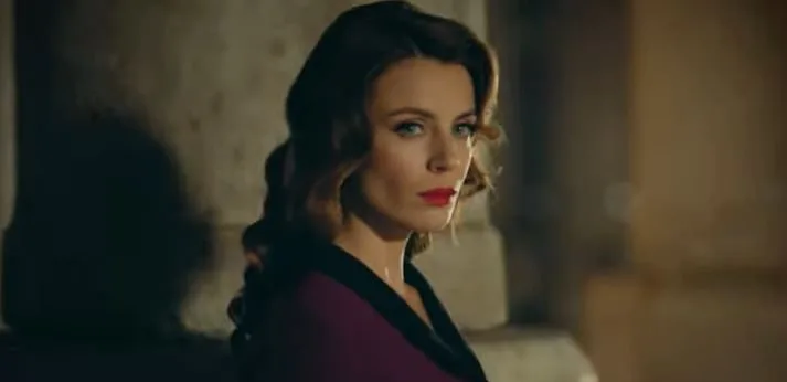 Başak Parlak è apparso per la prima volta nella serie di Kanunsuz Topraklar!