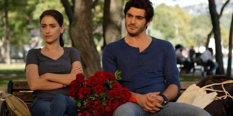 Bizim Hikaye con Hazal Kaya e Burak Deniz è in onda in un altro paese!