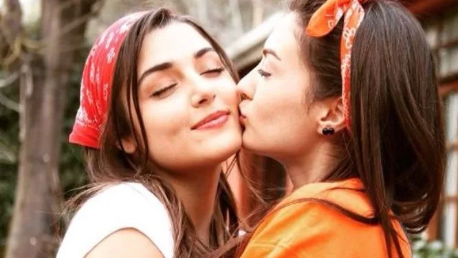 Burcu Özberk è soddisfatta di se stessa, Hande Erçel ha una sorpresa!