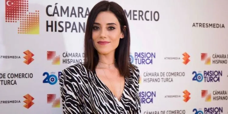 Cansu Dere, che ha ricevuto un premio in Spagna, ha attirato grande attenzione e ha provato un grande orgoglio.