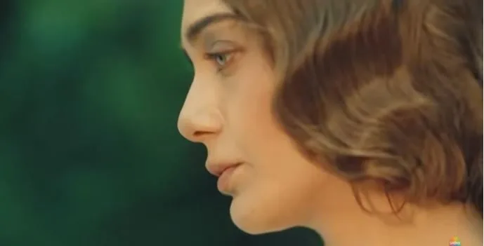 Damla Sönmez ha un valido motivo per prendere il botox!