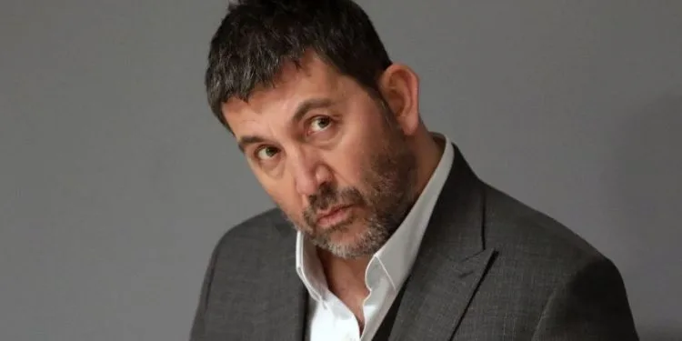 Il grande attore Emre Kınay è tornato sui set con un cast esplosivo!