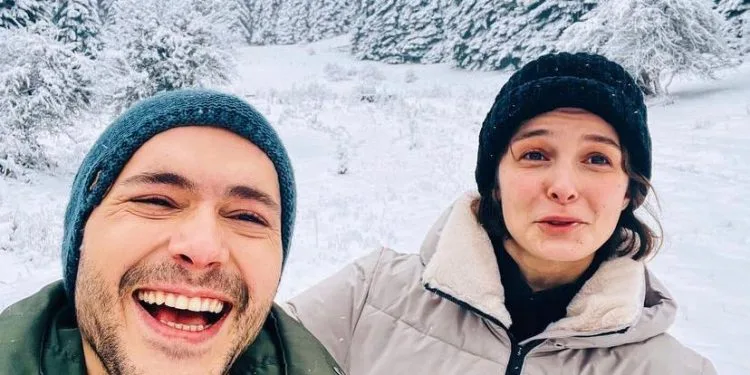 Büşra Develi e Alperen Duymaz sono felici come bambini sul set di Erkek Severse!