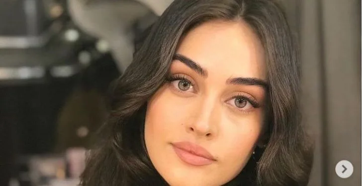 La somiglianza con il fratello di Esra Bilgiç, Gülfem di Kanunsuz Topraklar, è stata davvero sorprendente!