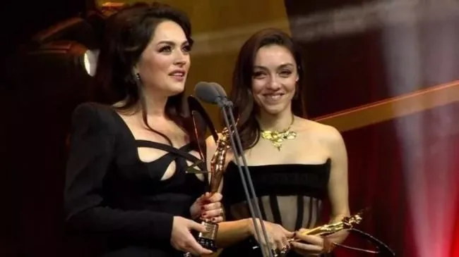 La serie Masumlar Apartmanı era orgogliosa di Ezgi Mola e Merve Dizdar!
