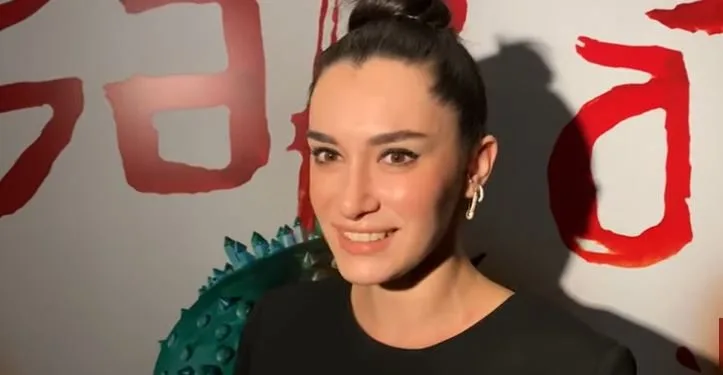 Congratulazioni da Hande Doğandemir ai suoi amici Funda Eryiğit e Hazar Ergüçlü!