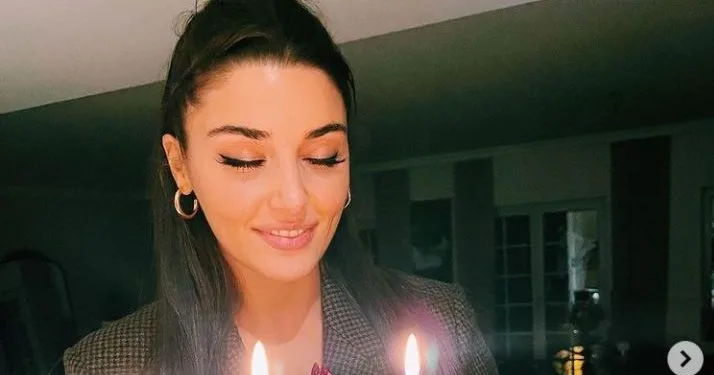 Questo è un buon record! Hande Erçel ha battuto un record di donazioni per il suo compleanno!