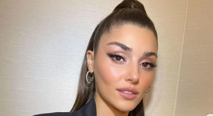 Hande Erçel ne ha aggiunta una nuova alle sue pose mozzafiato! Il suo amante Kerem Bürsin non poteva rimanere indifferente!..