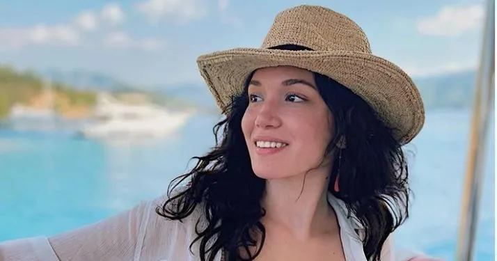 La famosa attrice Hazal Subaşı è già eccitata per il nuovo anno!