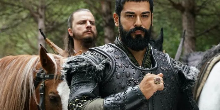 Freddo, pioggia, fango, non importa! L’amore di Burak Özçivit per Kuruluş Osman!