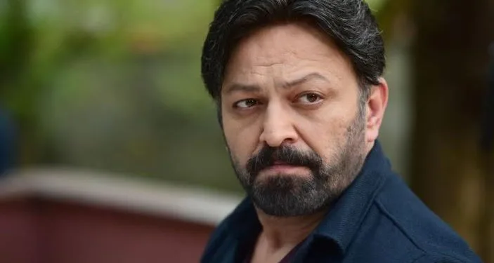 Serhat Kılıç, che si è unito ai Kuruluş Osman, è sul palco con un’identità completamente diversa!