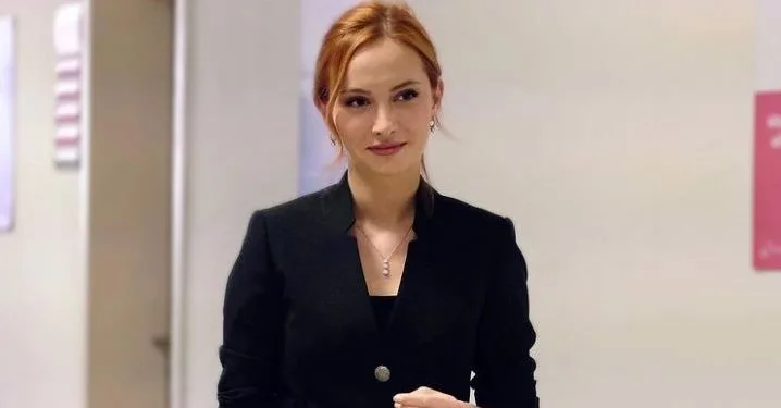Başak Gümülcinelioğlu ha aperto lo sfondo del grande interesse per la serie Yargı!
