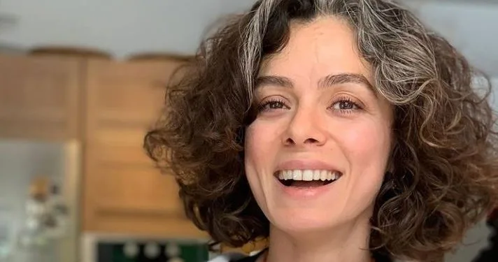 Özge Özpirinçci ha partorito, dopo un breve shock ha preso tutto nelle sue mani!