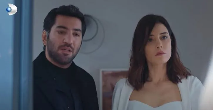 Berkay Ateş ha elogiato il suo co-protagonista Cansu Dere in Sadakatsiz!