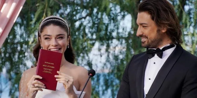 Le star di Ada Masalı Ayça Ayşin Turan e Alp Navruz hanno condiviso un selfie, è stato un disastro!