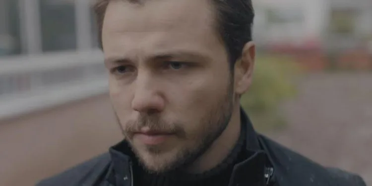 Tolga Sarıtaş si diverte a lavorare con Haluk Bilginer, che ha incontrato nella serie TV Baba!