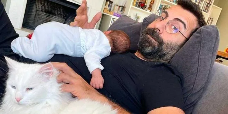 L’eccitazione della paternità di Emre Karayel è appena iniziata, che per la prima volta ha preso in braccio il suo bambino