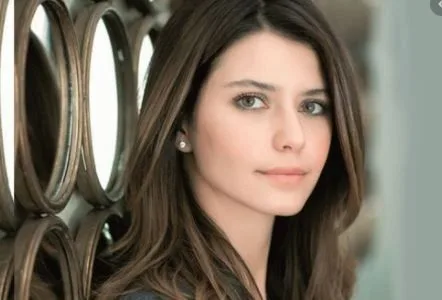 Beren Saat ha dato la buona notizia di due nuovi progetti, uno dei quali è una serie!