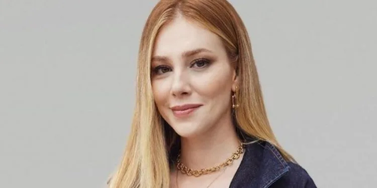 Elçin Sangu ha elogiato i suoi fan stranieri e ha criticato aspramente i suoi fan nazionali!